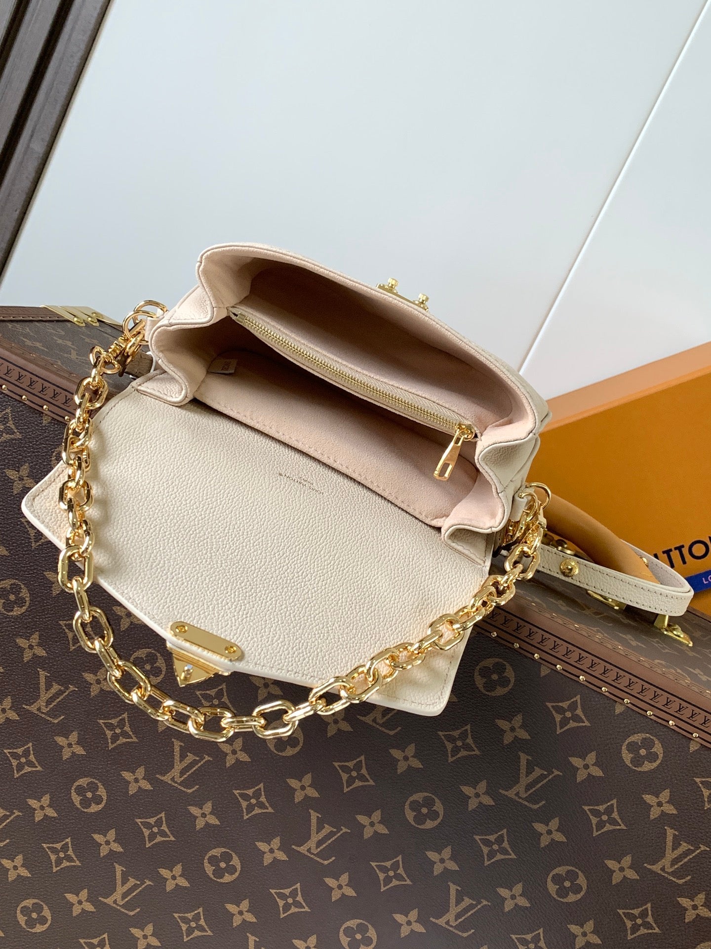 POCHETTE MÉTIS EAST WEST 22 IN LIGHT BEIGE MONOGRAM EMPREINTE CALFSKIN EMBOSSED