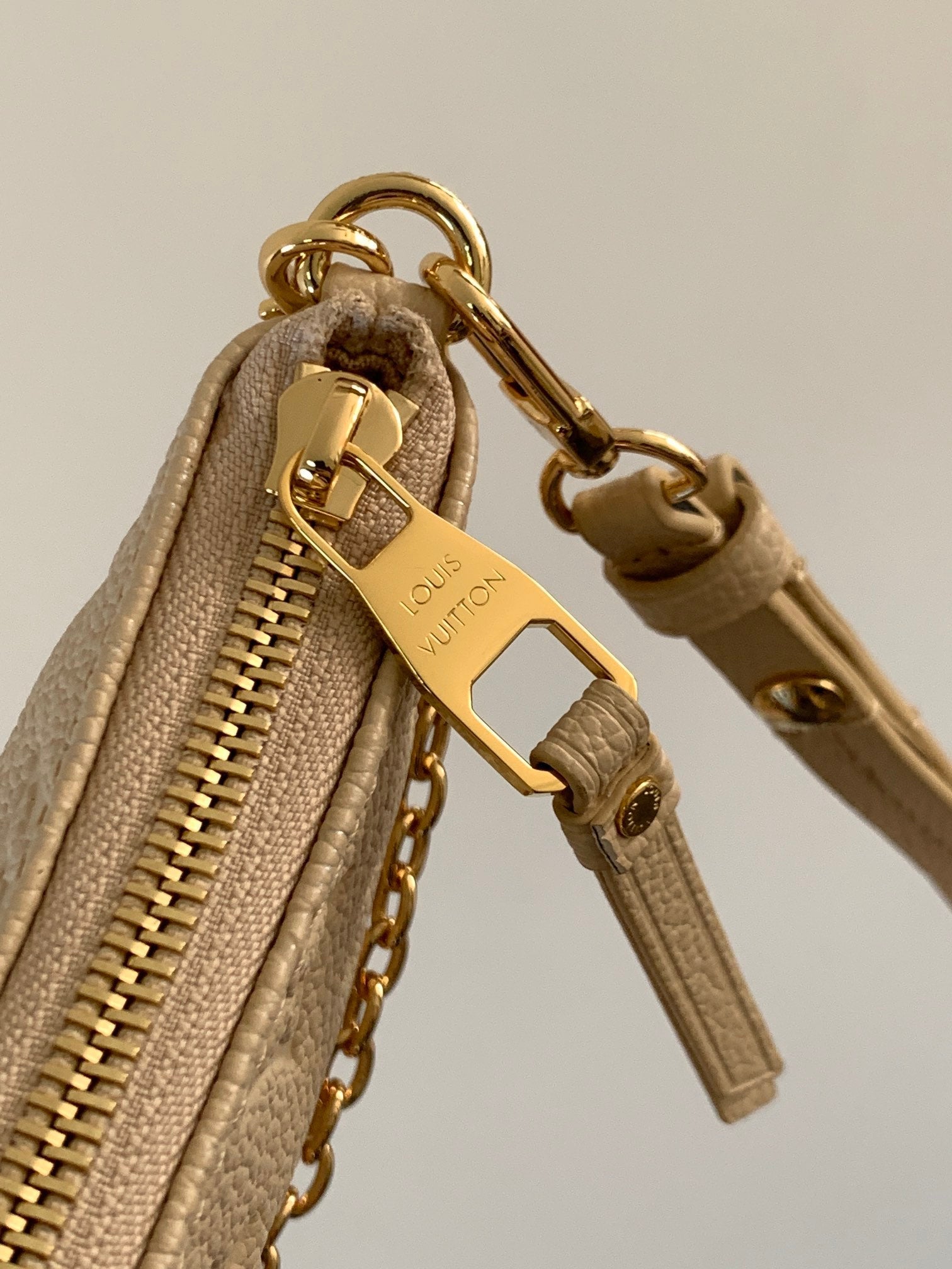 EASY POUCH ON STRAP 19 IN BEIGE MONOGRAM EMPREINTE LEATHER