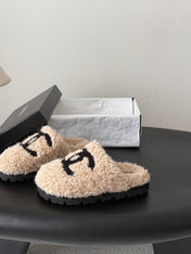 CHANEL 26S SLIDE SANDALS IN BEIGE SHEARLING UPPER AND LINING WITH BLACK CC LOGO