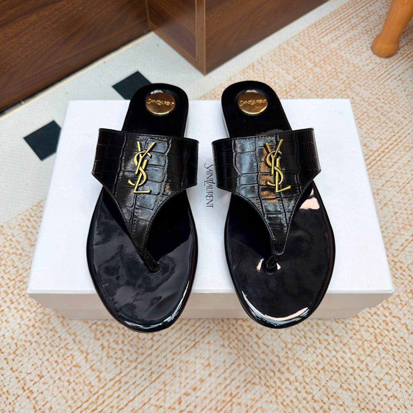 YSL 26S THONG SANDALS IN BLACK PATENT CROCODILE-EMBOSSED CALFSKIN