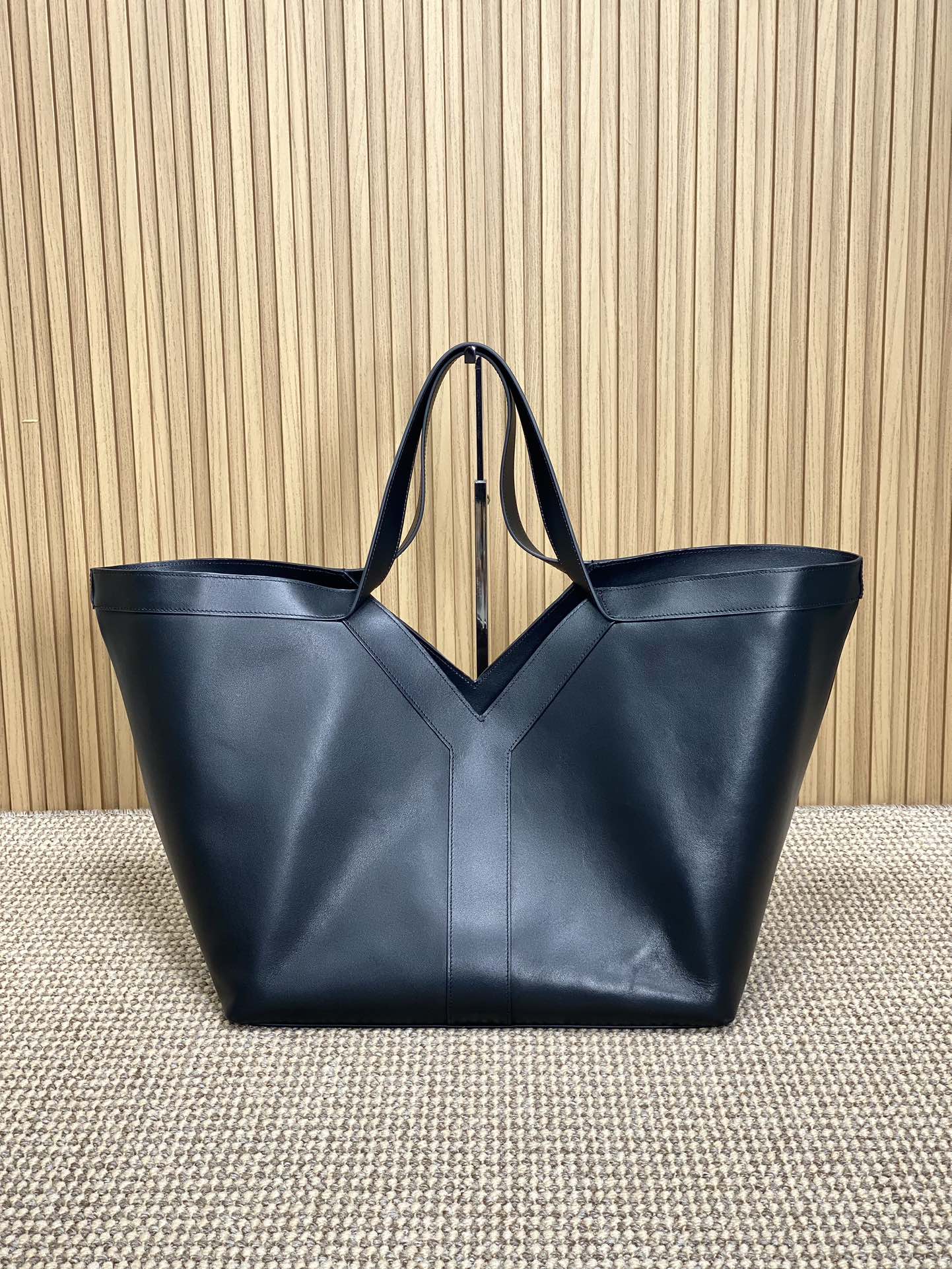 Y TOTE BAG 39 IN BLACK CALFSKIN