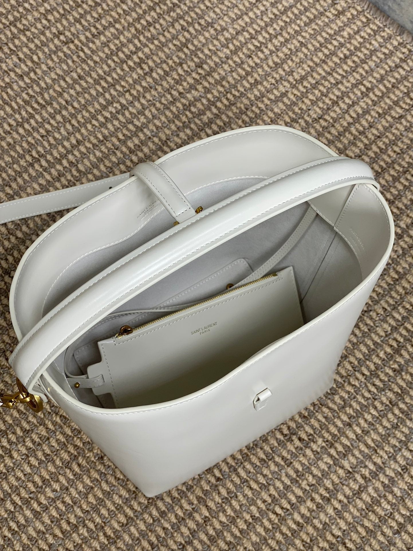 LE 37 MEDIUM BUCKET BAG 25 IN WHITE CALFSKIN GOLD HARDWARE
