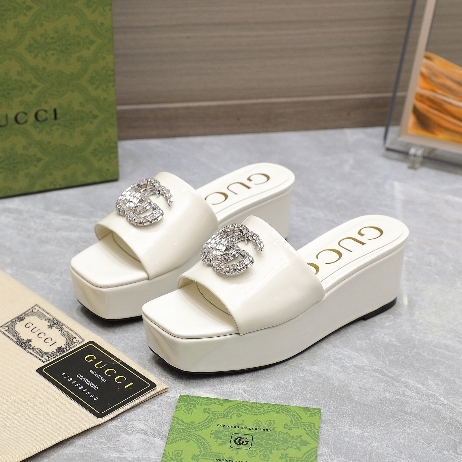 HIGH WEDGE PLATFORM WITH DOUBLE G IN WHITE GLOSSY CALFSKIN