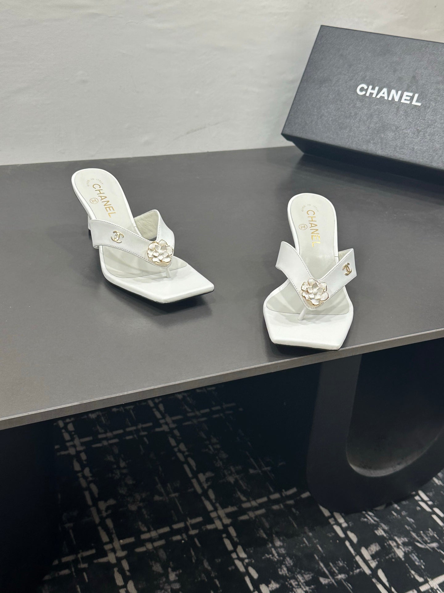 CHANEL 26S HIGH-HEEL THONG SANDALS IN WHITE LAMBSKIN WITH FLOWER DETAIL