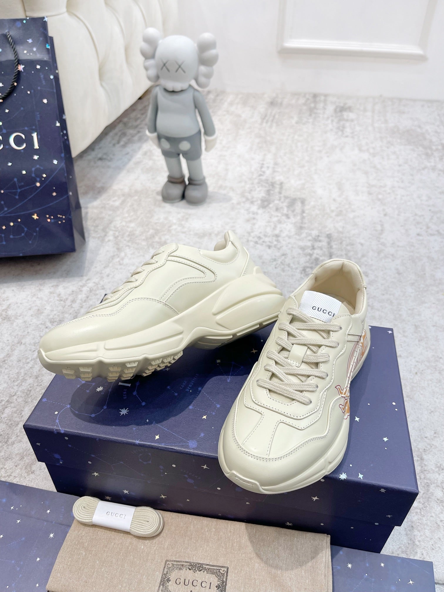 GG RHYTON TRAINER WHITE LAMBSKIN WITH FIRE MOTIF
