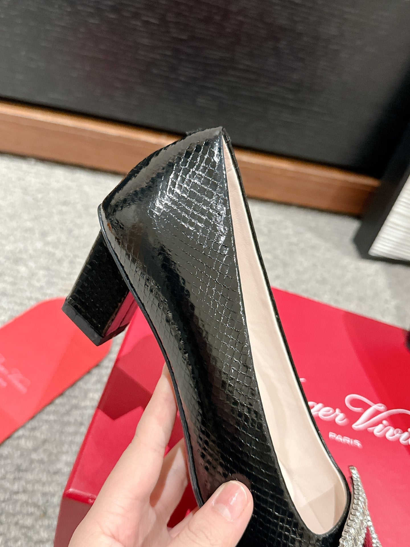 BELLE VIVIER PUMPS IN BLACK LIZARD EMBOSSED CALFSKIN