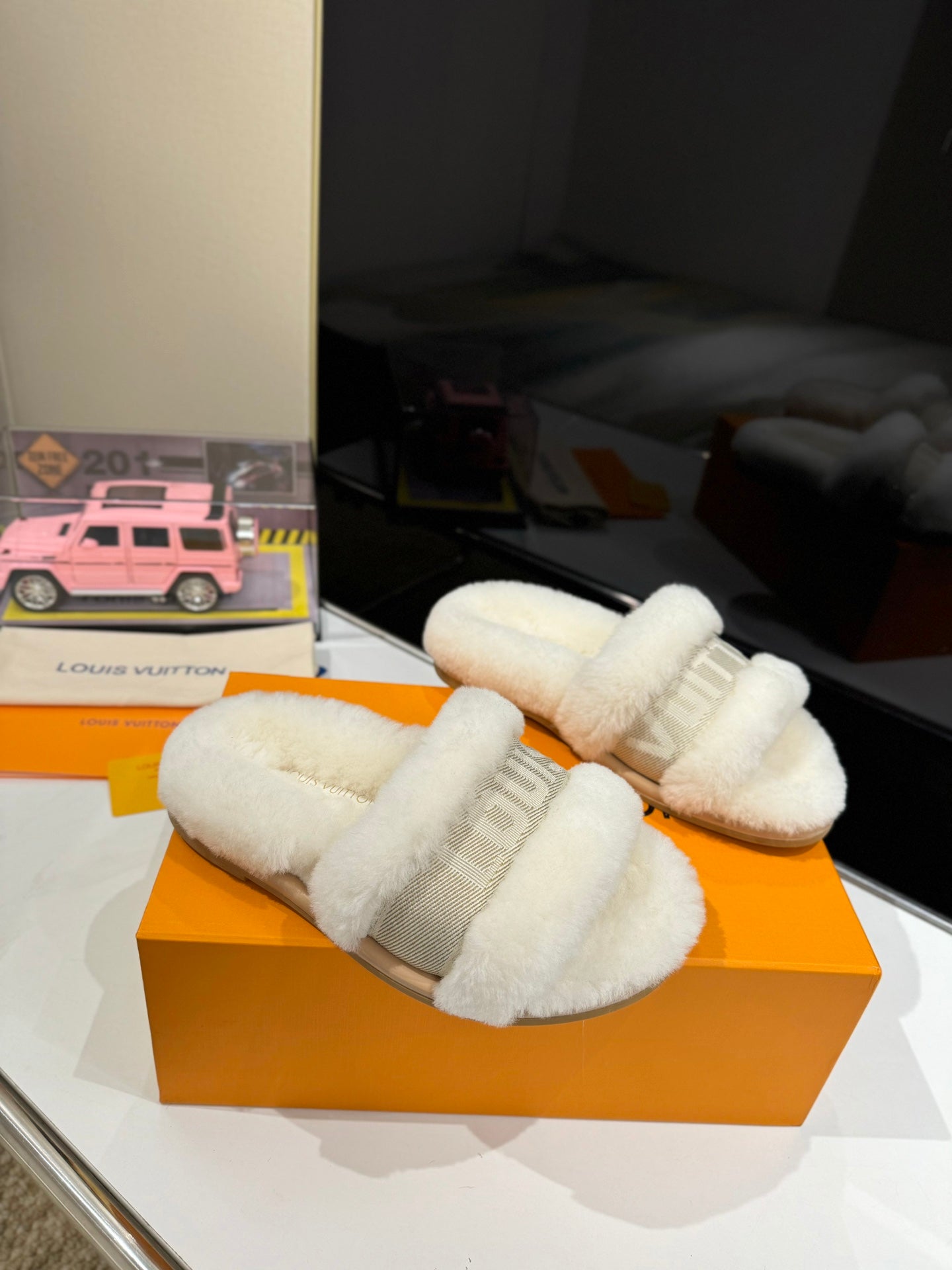 FURRY SLIPPER IN WHITE SHEARLING