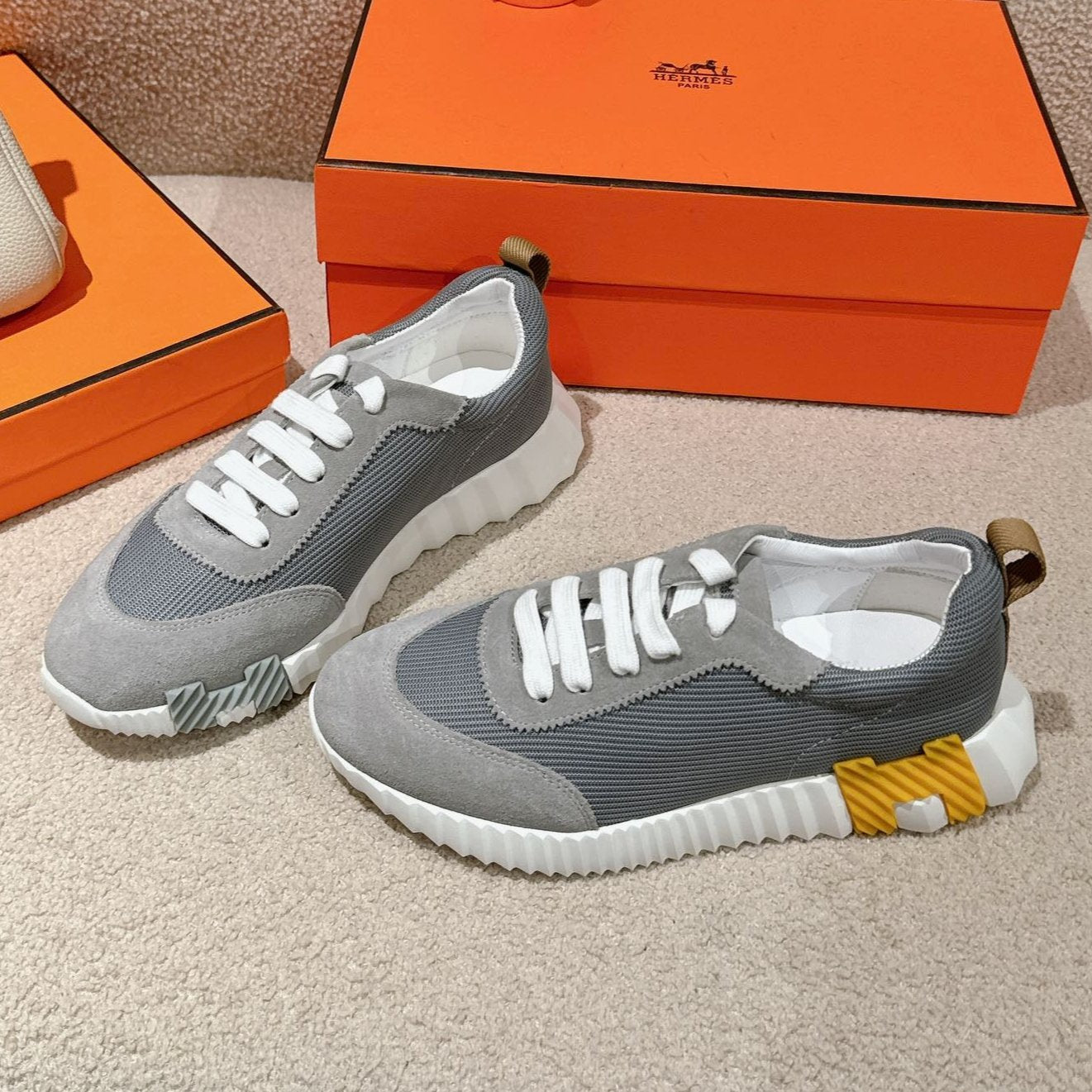 MAINLAND SNEAKER IN ASH GRAY SUEDE AND SHARK GRAY BREATHABLE MESH FABRIC 959350