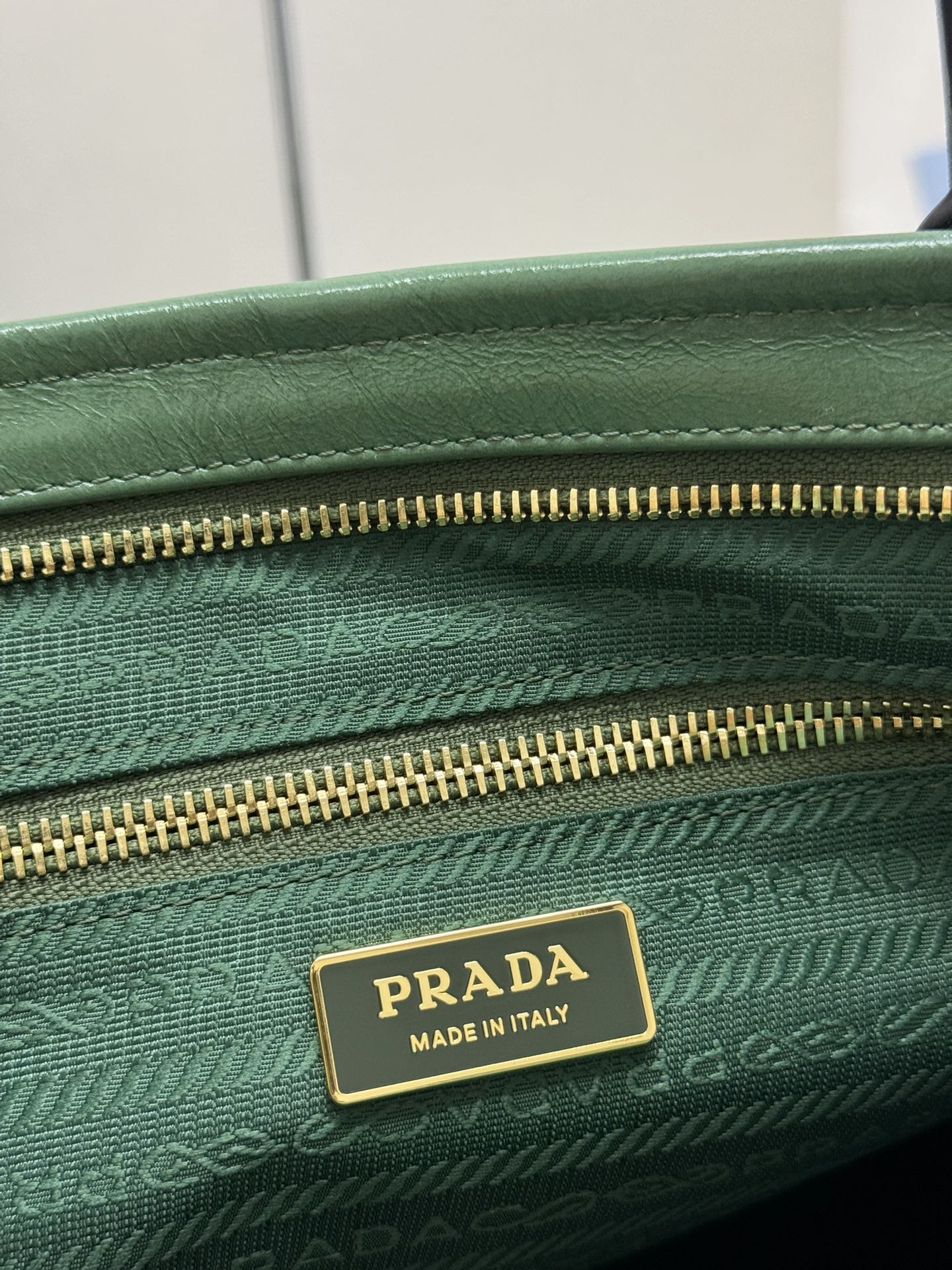 PRADA 25S BONNIE LARGE HANDBAG 38 IN GREEN GLOSSY CALFSKIN GOLD HARDWARE