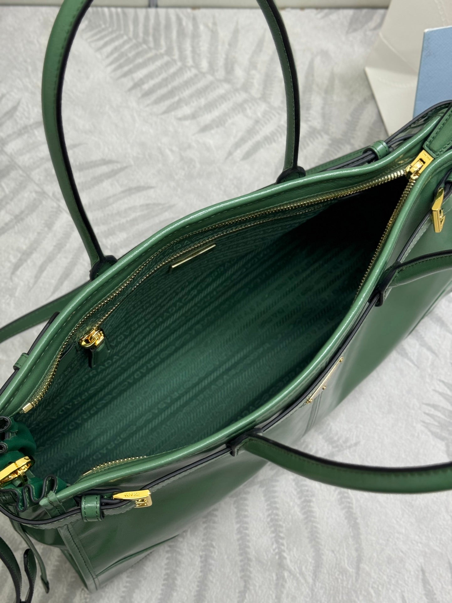 PRADA 25S BONNIE LARGE HANDBAG 38 IN GREEN GLOSSY CALFSKIN GOLD HARDWARE