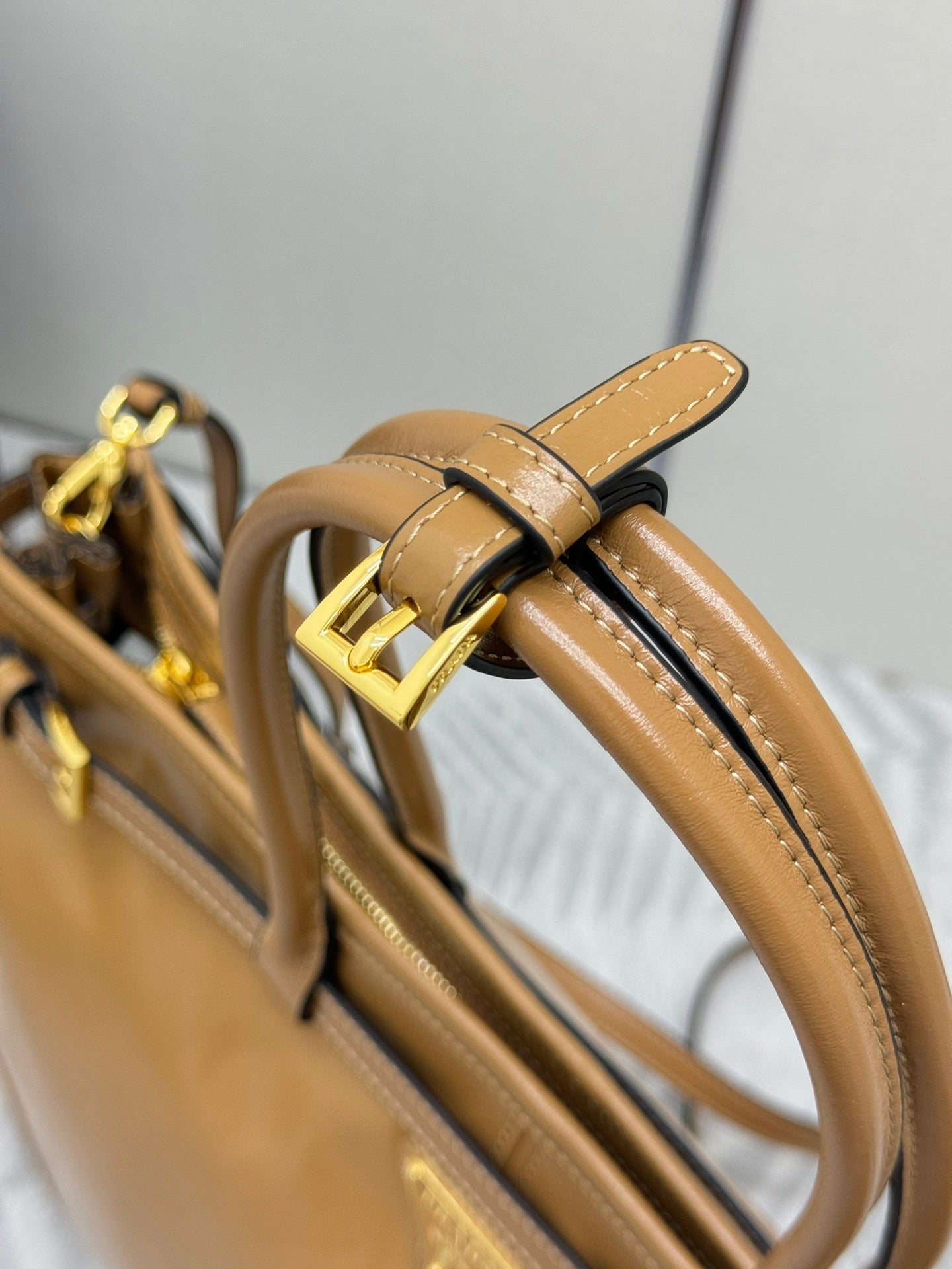 PRADA 25S LUX SOFT BAG 42 IN CARAMEL GLOSSY CALFSKIN GOLD HARDWRE