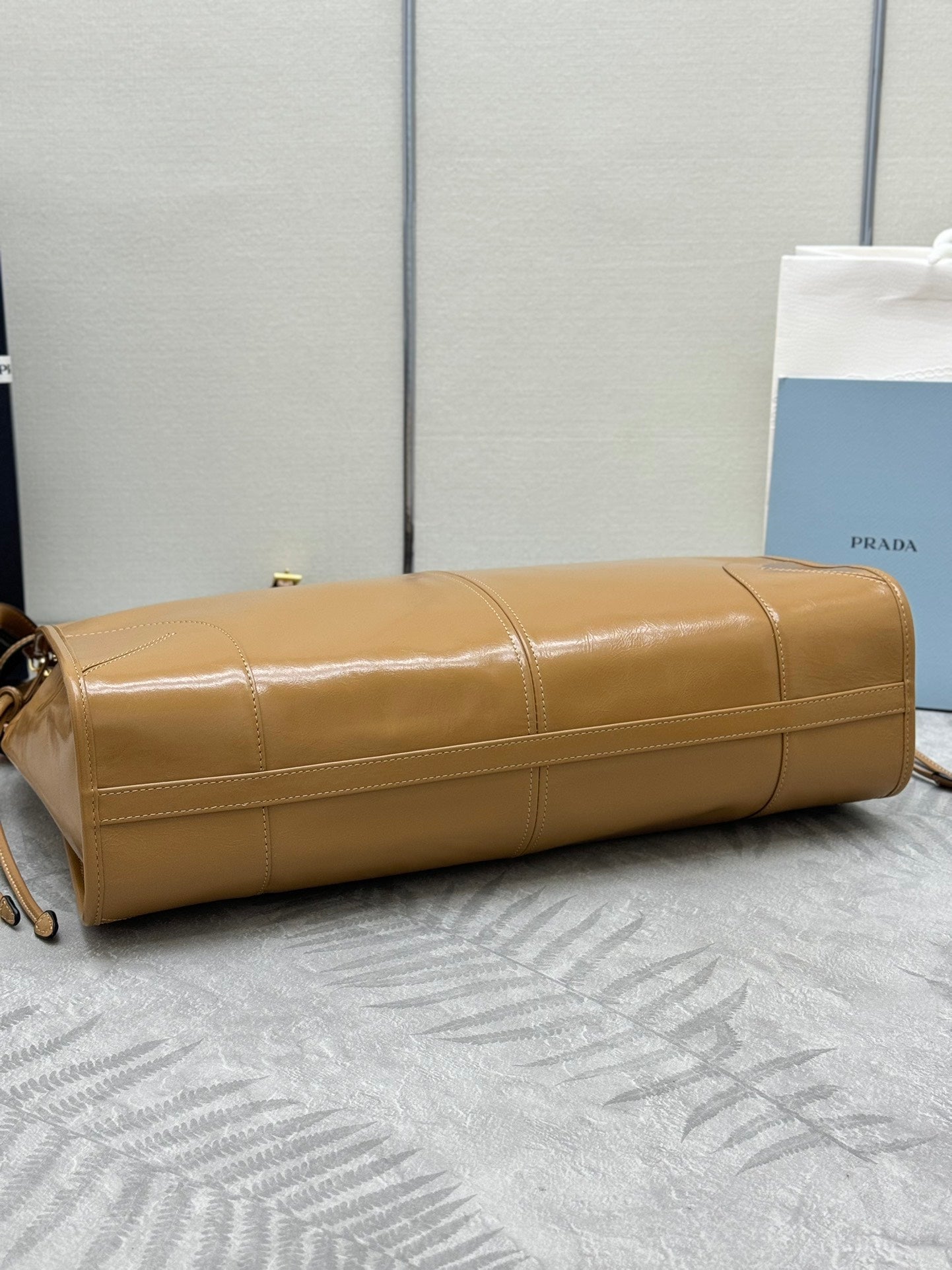 PRADA 25S LUX SOFT BAG 42 IN CARAMEL GLOSSY CALFSKIN GOLD HARDWRE