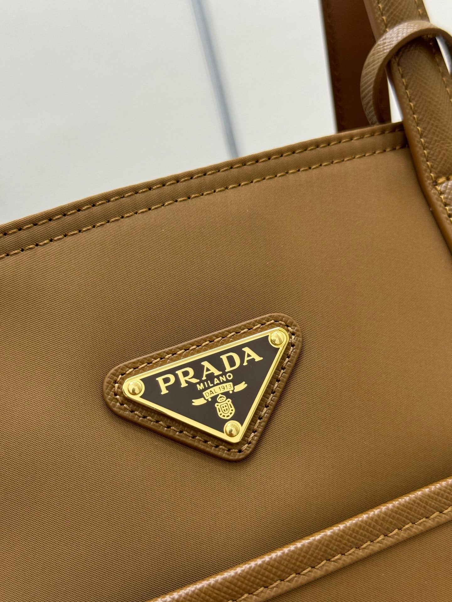 PRADA 25S RE-EDITION 1978 MEDIUM 35 IN DARK CARAMEL NYLON AND SAFFIANO CALFSKIN