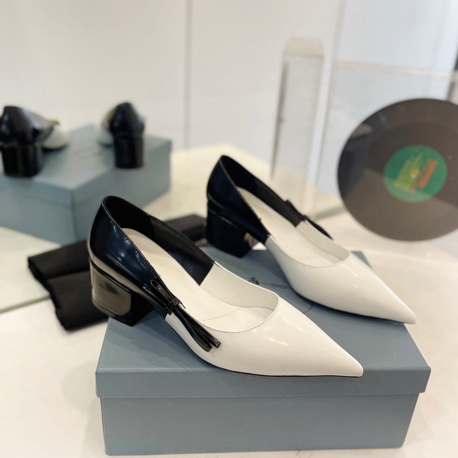 PRA MID - HEELS WHITE AND BLACK LAMBSKIN WITH BOW