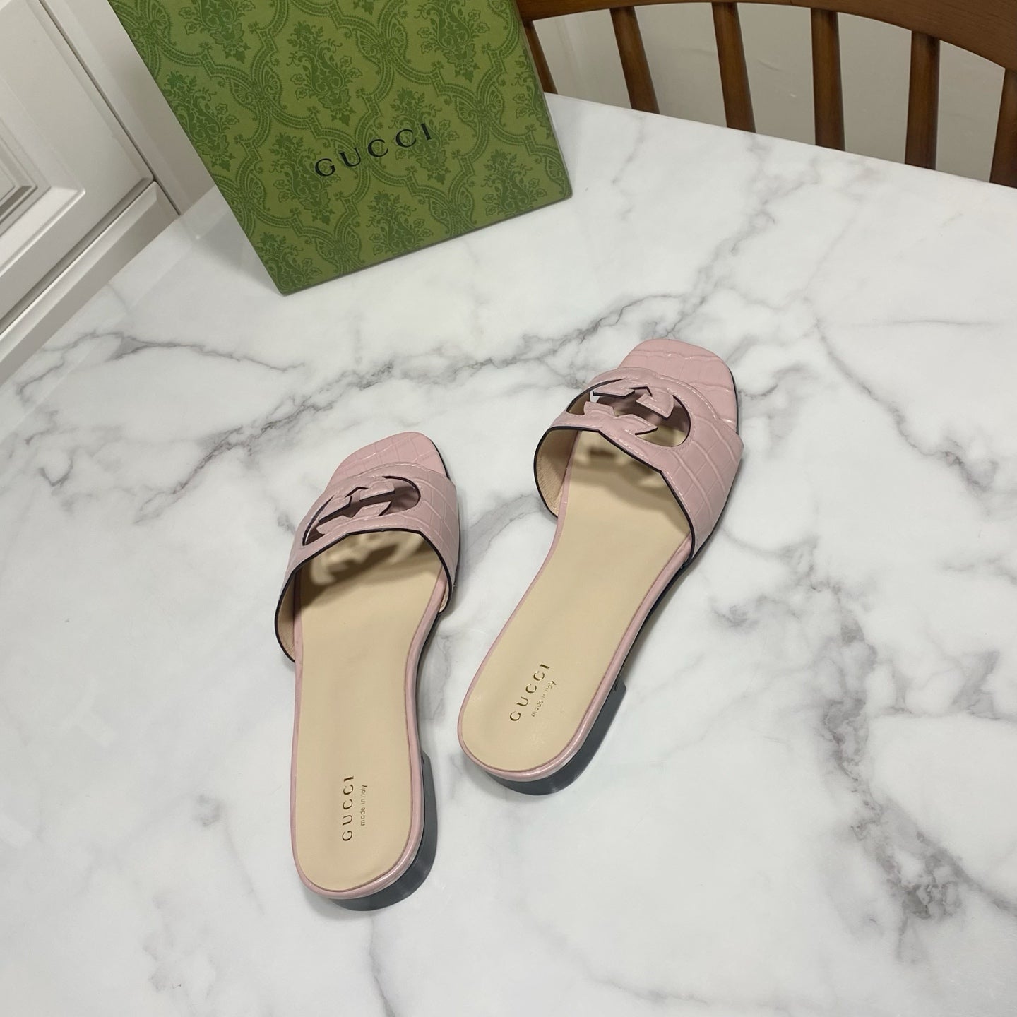 GG SLIDES IN PASTEL PINK CALFSKIN LOGO-EMBOSSED STRAP