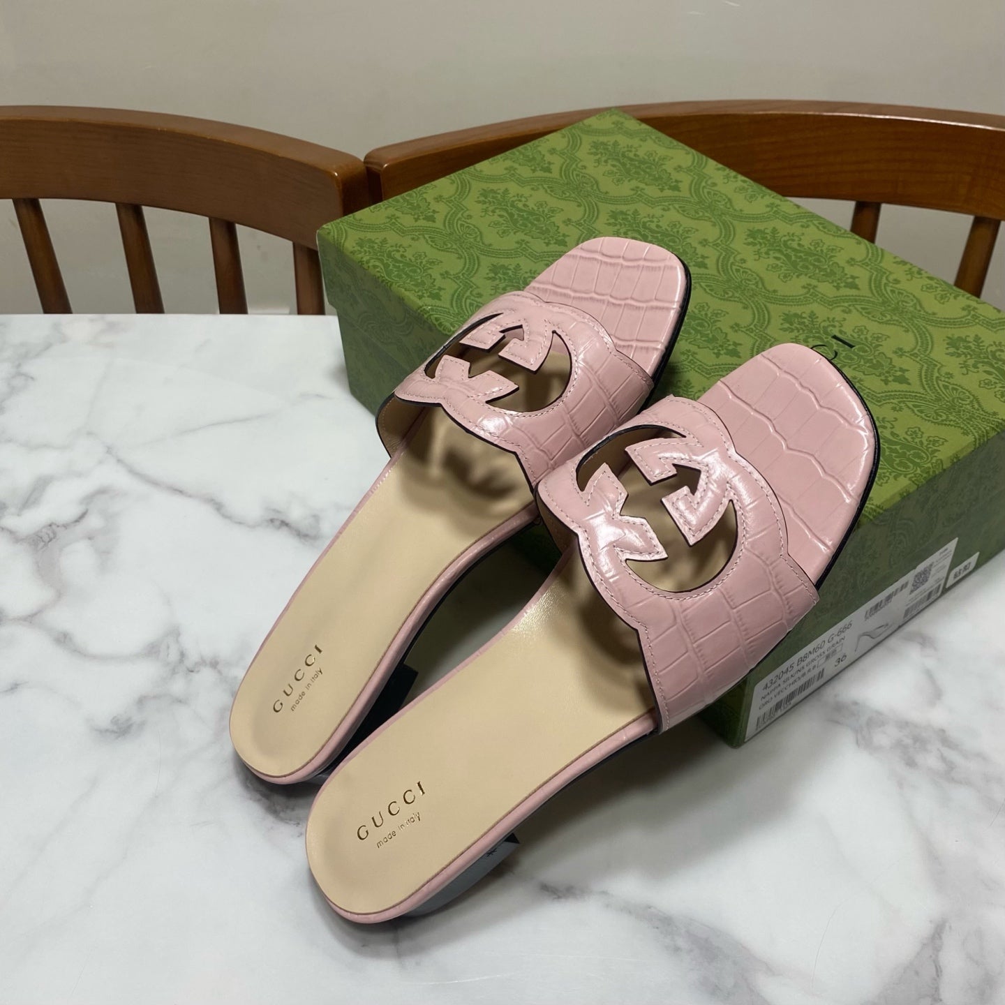 GG SLIDES IN PASTEL PINK CALFSKIN LOGO-EMBOSSED STRAP