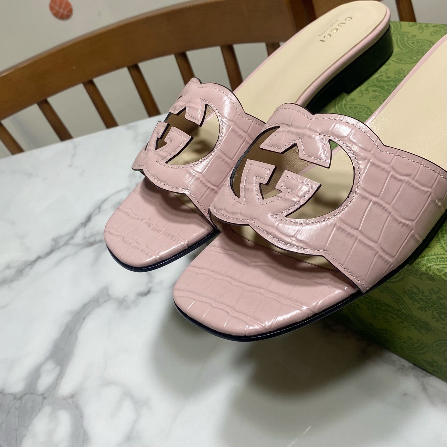 GG SLIDES IN PASTEL PINK CALFSKIN LOGO-EMBOSSED STRAP