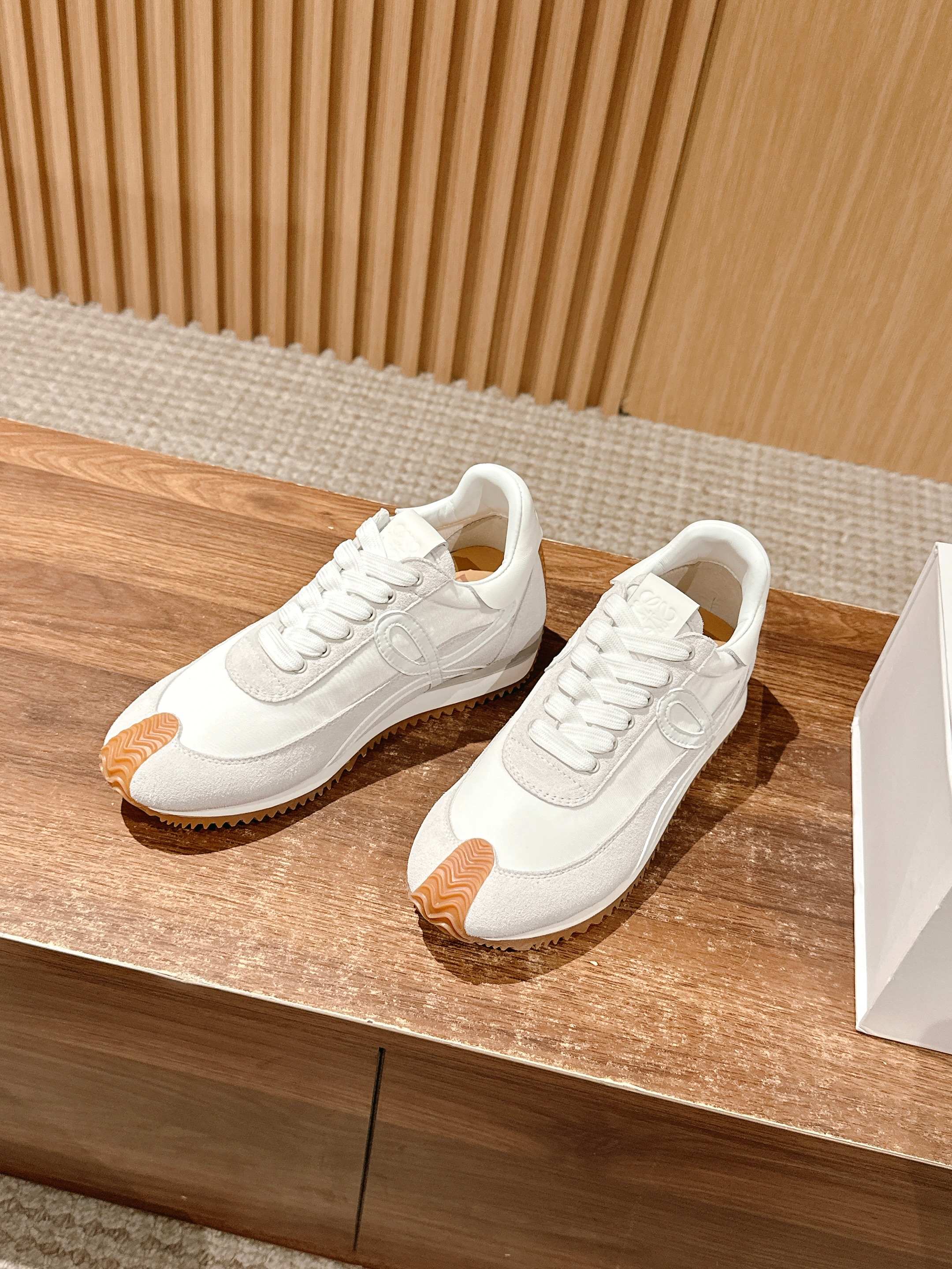 FLOW RUNNER SNEAKER IN LIGHT GRAY SUEDE AND WHITE SHEEPSKIN