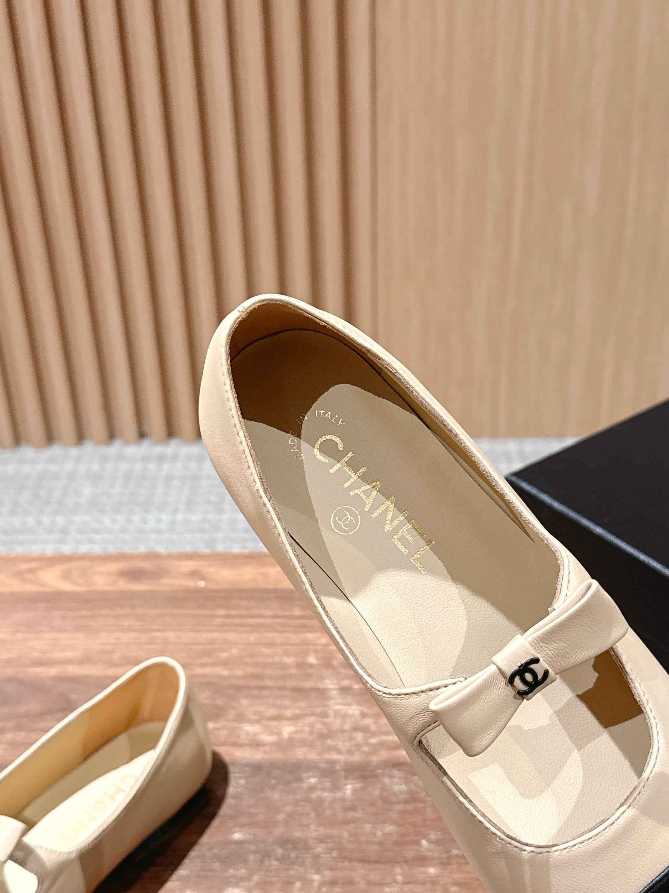 CHANEL 25S BALLET MARY JANES BEIGE AND BLACK IN CALFSKIN