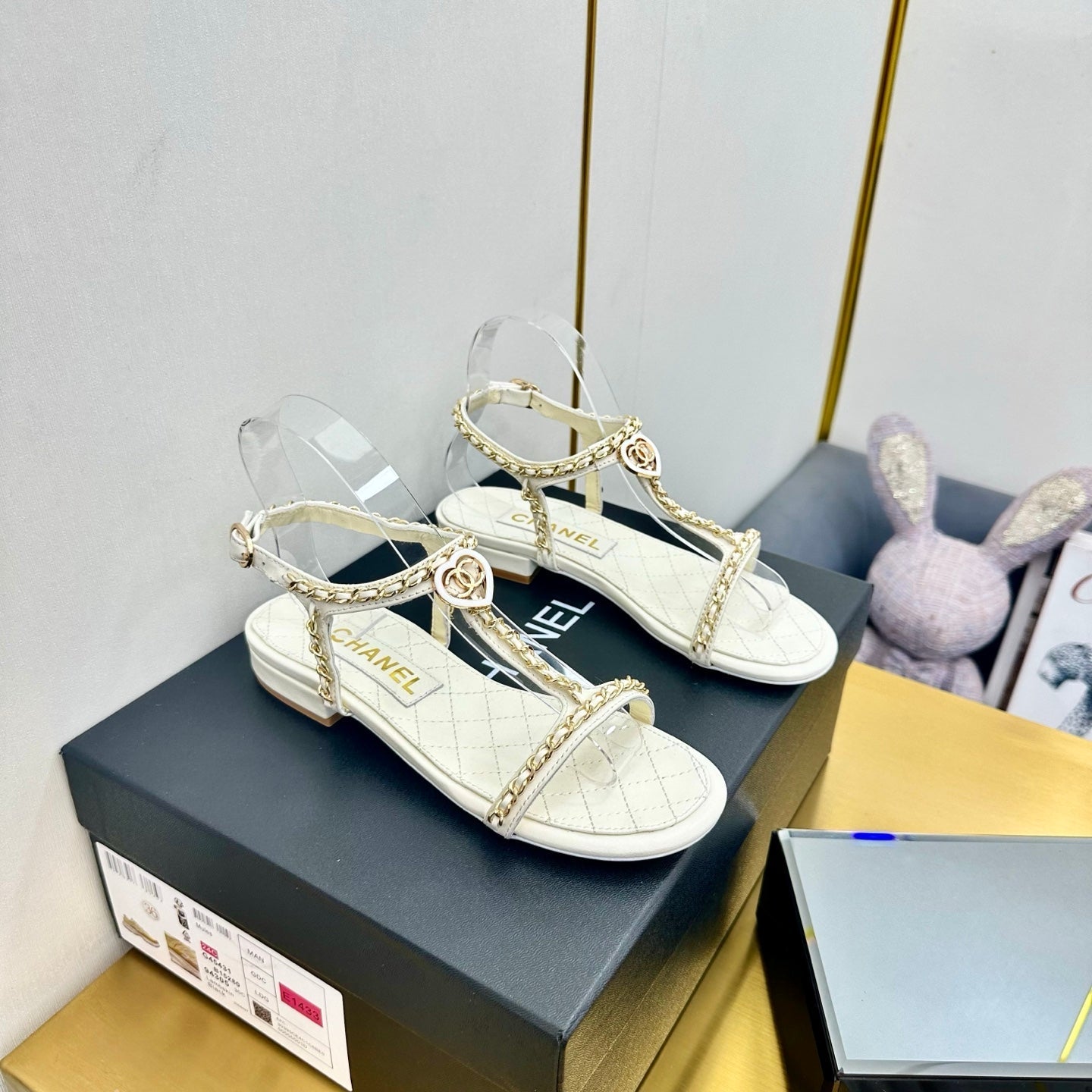 CC SANDAL 25S IN WHITE CALFSKIN WITH GOLD HARDWARE