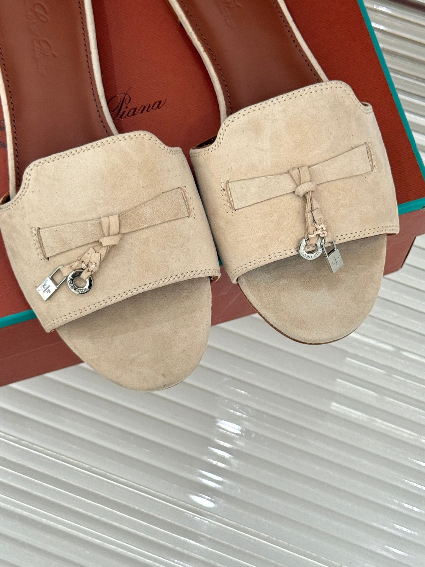 FLAT SANDALS IN BEIGE SUEDE AND LAMBSKIN