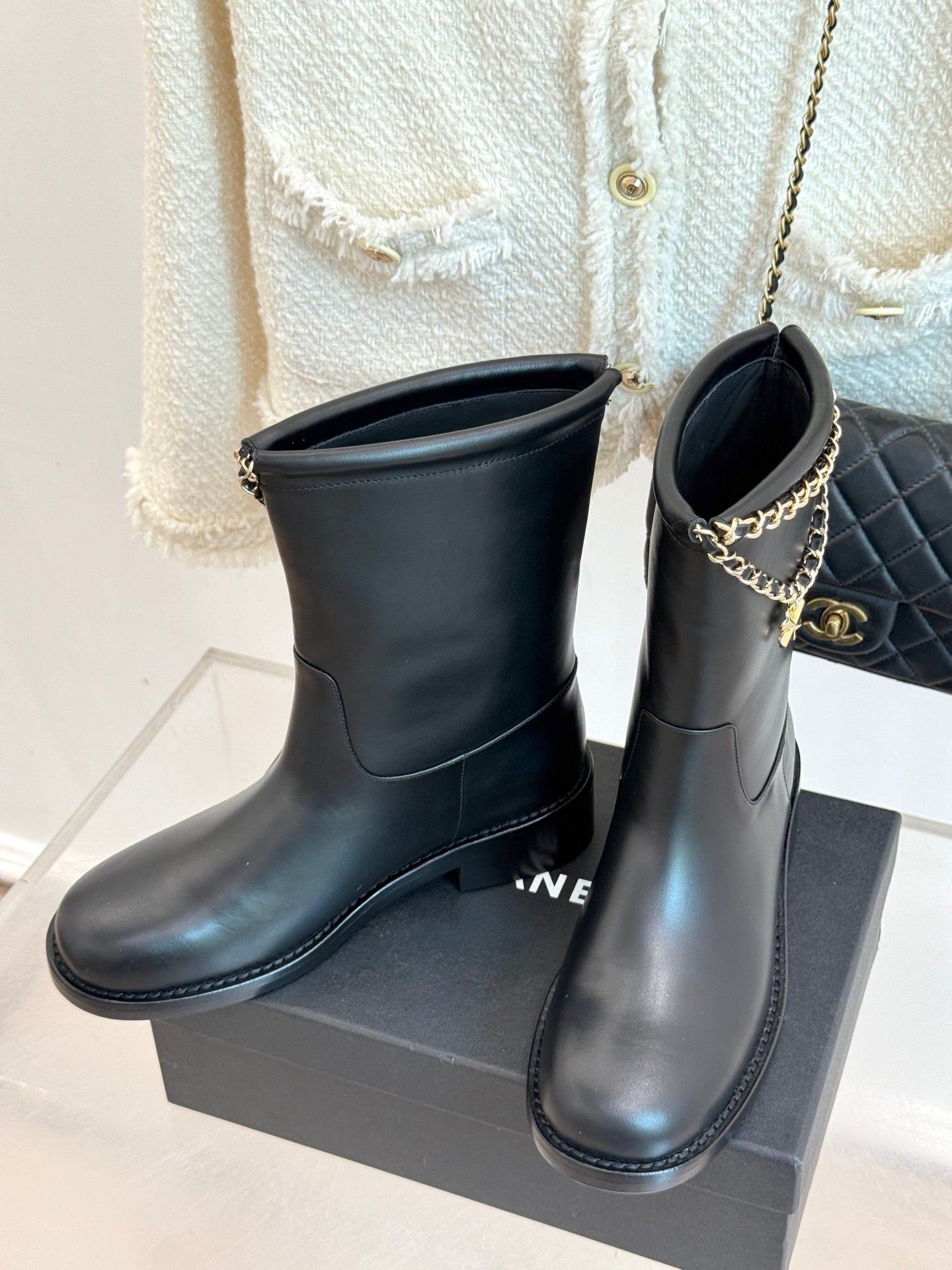 CC SHORT BOOTS IN BLACK CALFSKIN