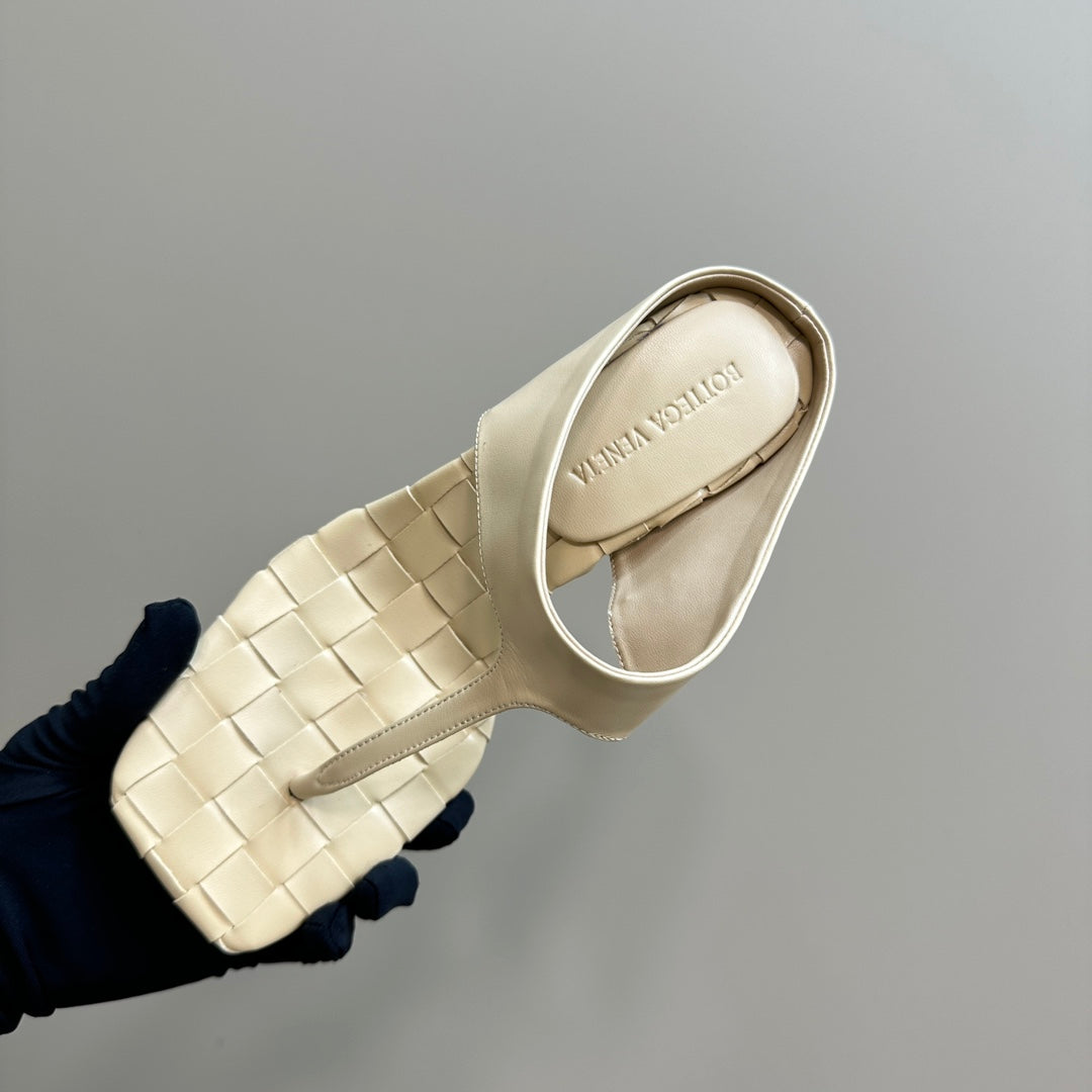 MARELLA THONG IN BISQUE BEIGE LEATHER WITH SIGNATURE INTRECCIATO INSOLE 55 MM