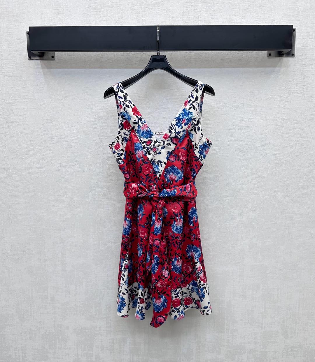LV SLEEVELESS V-NECK DRESS WITH WAIST TIE 263818