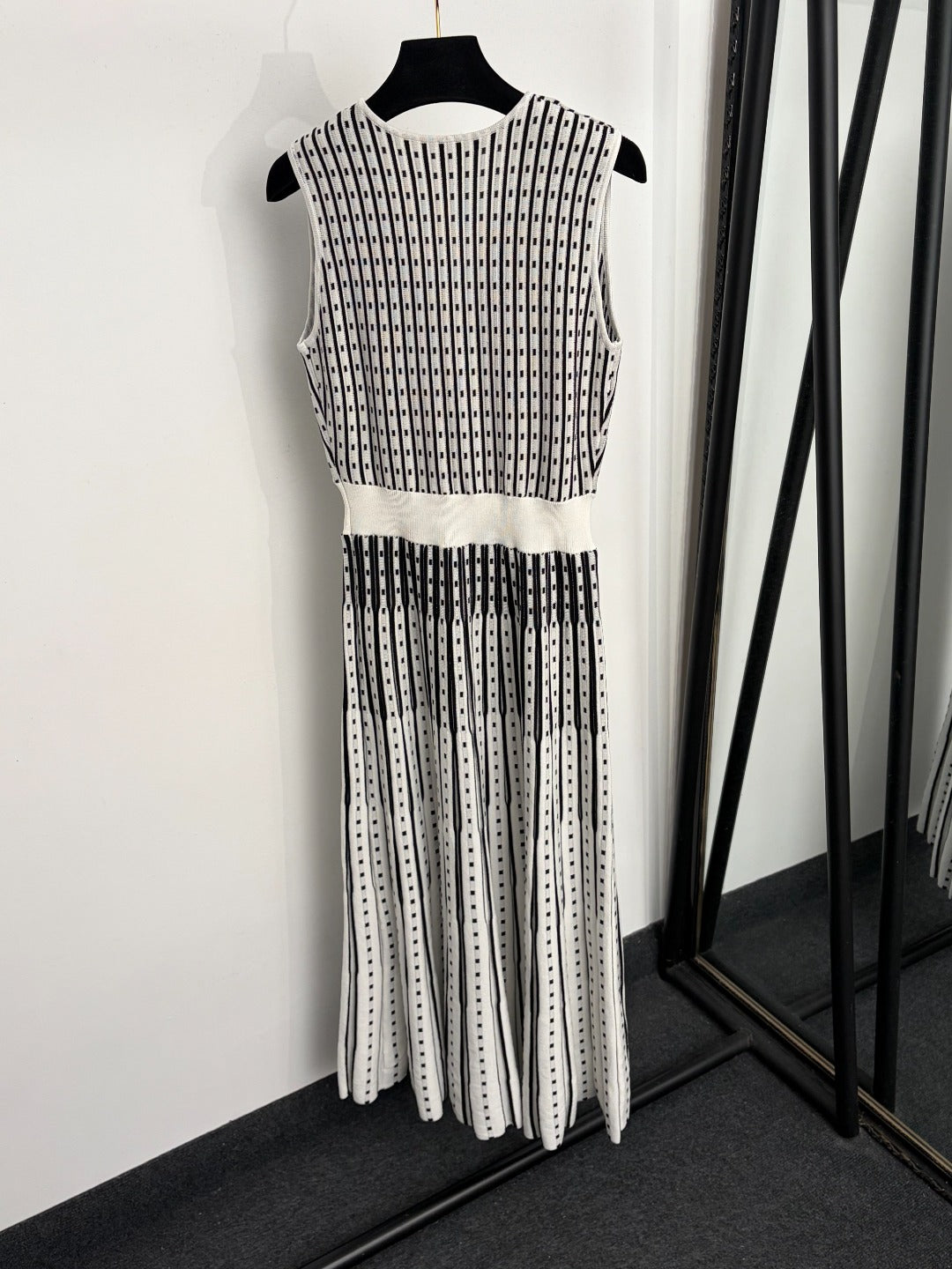 MAXMARA 26S SLEEVELESS V-NECK KNIT MAXI DRESS 363