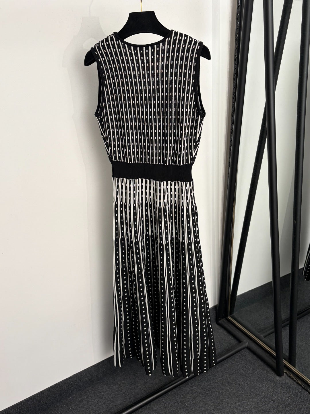 MAXMARA 26S SLEEVELESS V-NECK KNIT MAXI DRESS 362