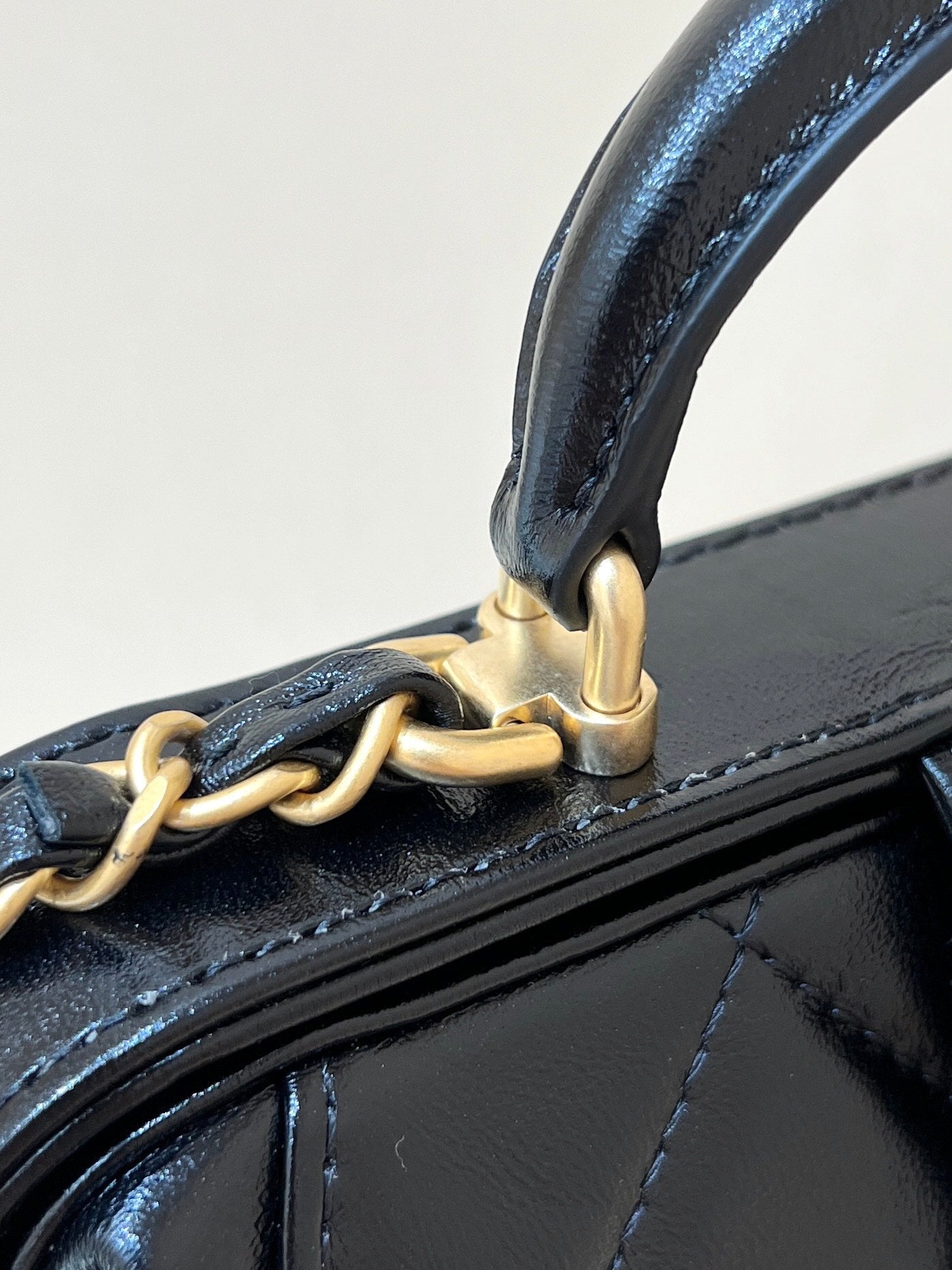 MEDIUM TOP HANDLE BAG 23 IN BLACK OIL-WAX LAMBSKIN GOLD HARDWARE