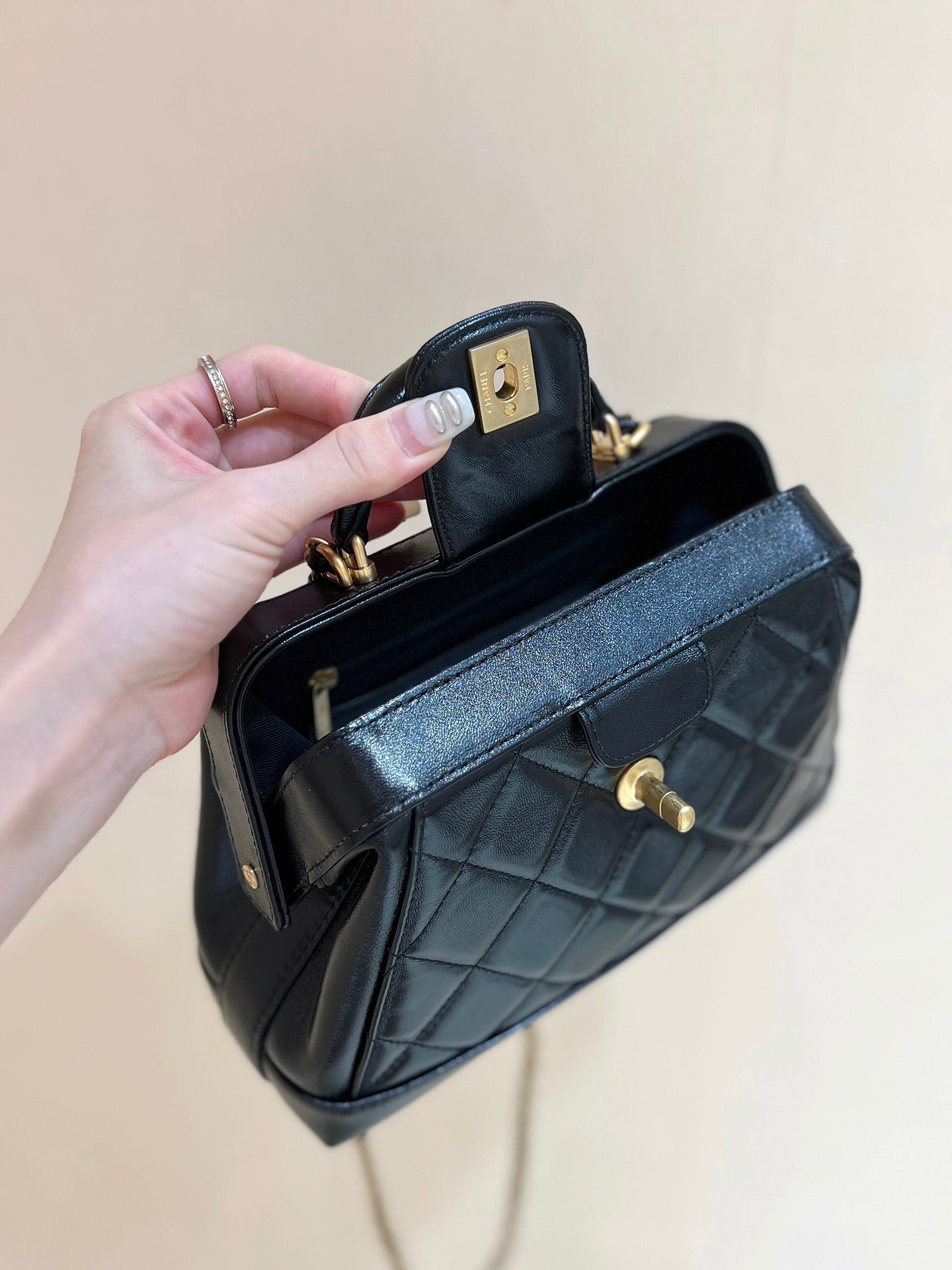 MEDIUM TOP HANDLE BAG 23 IN BLACK OIL-WAX LAMBSKIN GOLD HARDWARE