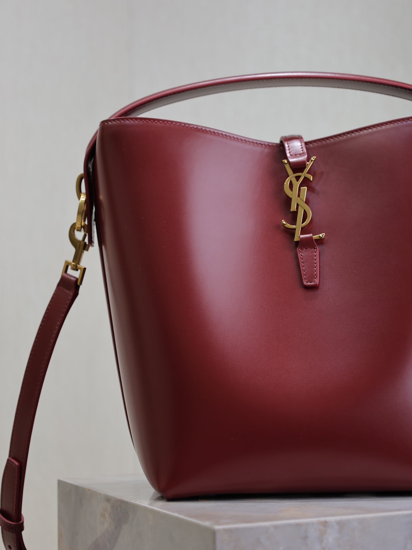 YSL 25S LE 5 À 7 BUCKET 26 IN DARK BURGUNDY CALFSKIN GOLD HARDWARE