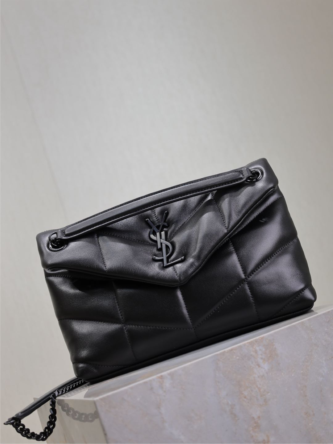YSL 25S LOULOU PUFFER MM 29 IN BLACK CALFSKIN BLACK HARDWRE