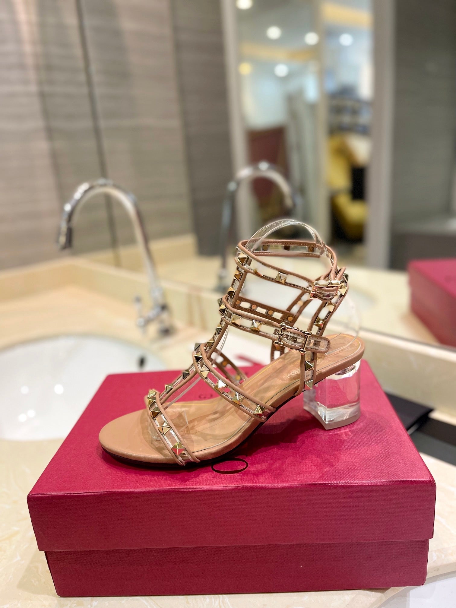 ROCKSTUD SANDAL WITH STRAP IN CAMEL BROWN CALFSKIN 60 MM