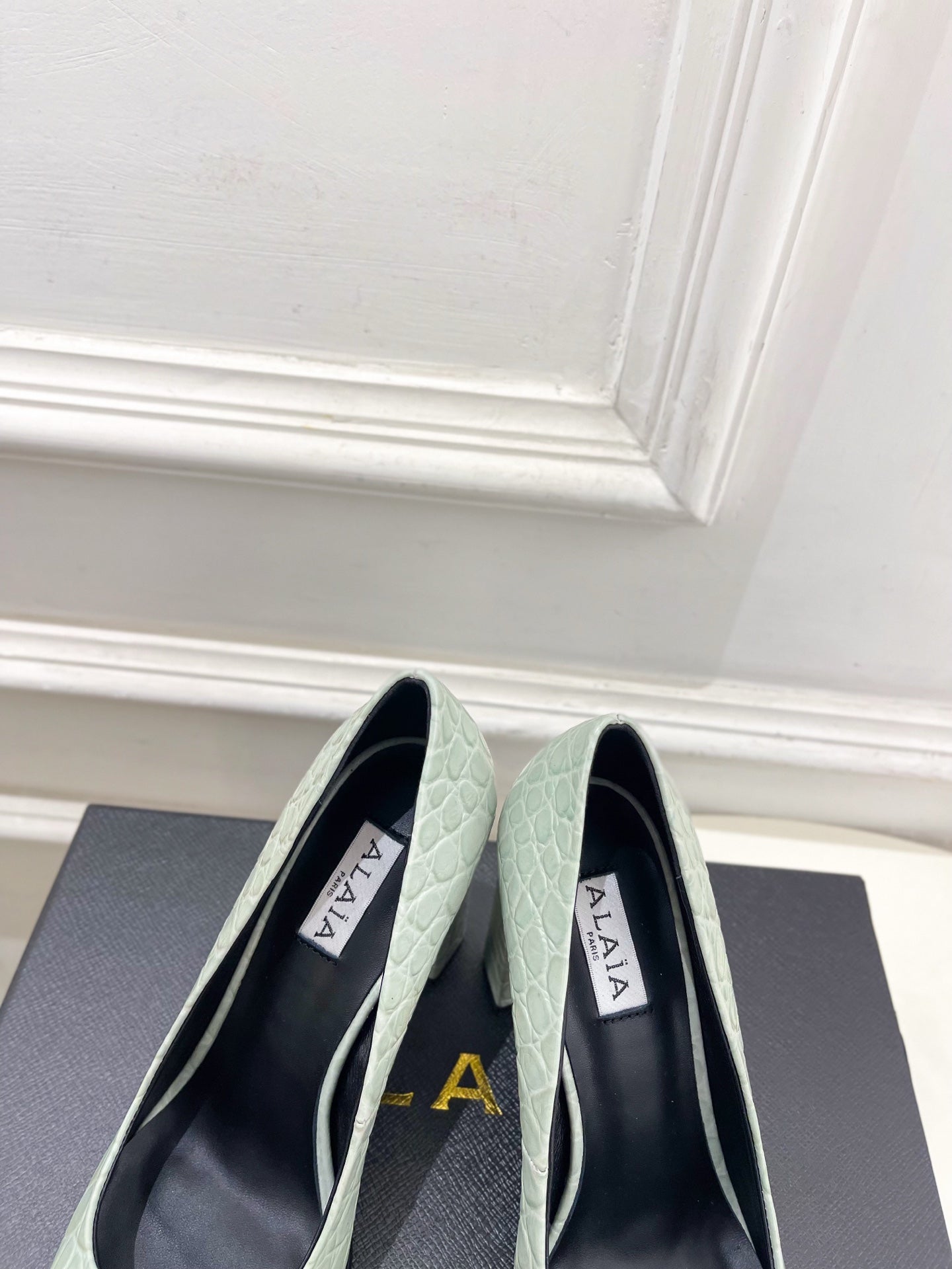 ALAIA 26S HIGH HEELS 95 MM IN SAGE GREEN CROCODILE-EMBOSSED CALFSKIN