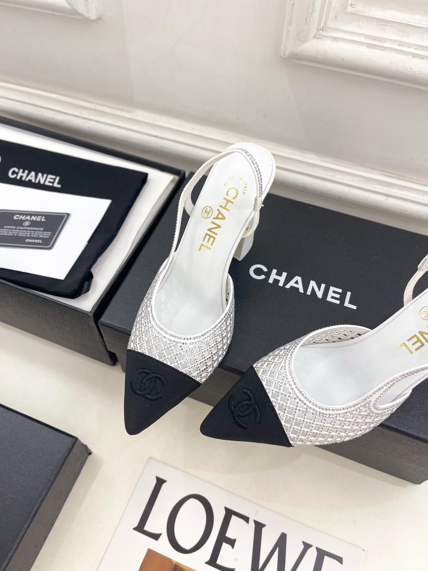 CHANEL 26S POINTED TOE HIGH HEEL SLINGBACK PUMPS 90 MM IN WHITE MESH WITH BLACK TOE CAP