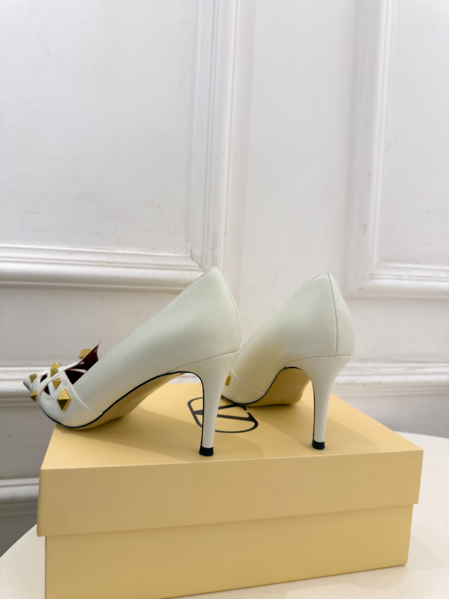VALENTINO 26S STUDDED POINTED TOE PUMPS 80 MM IN CREAM WHITE CALFSKIN