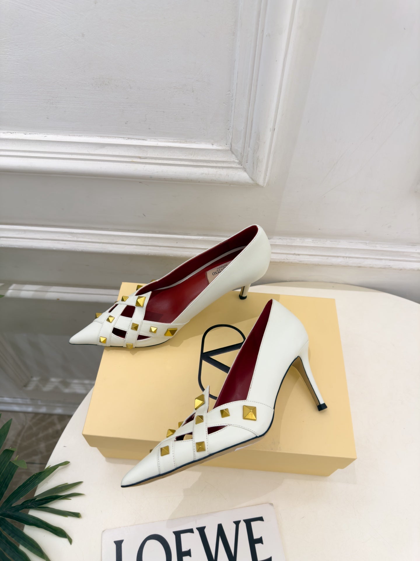 VALENTINO 26S STUDDED POINTED TOE PUMPS 80 MM IN CREAM WHITE CALFSKIN