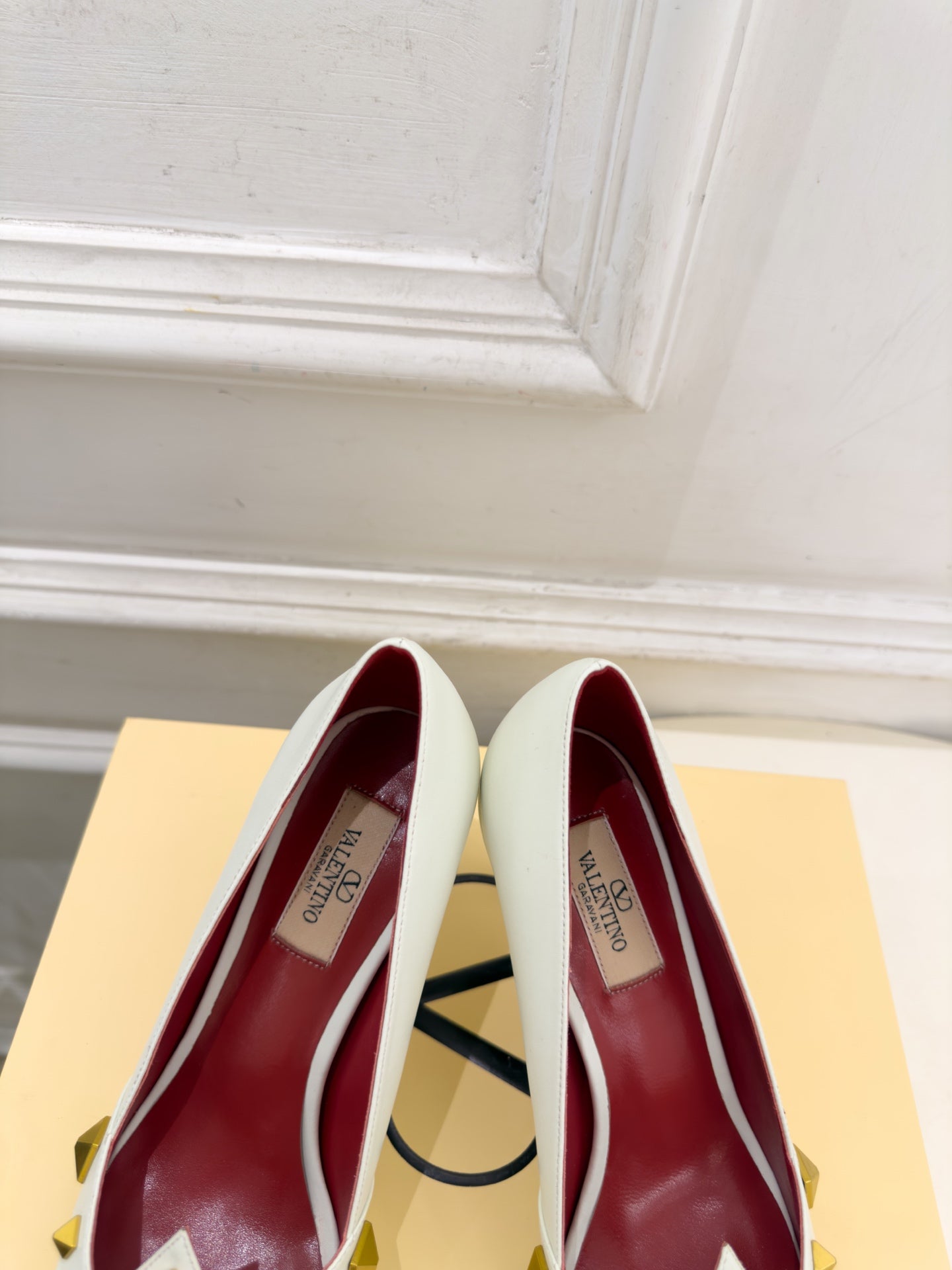 VALENTINO 26S STUDDED POINTED TOE PUMPS 80 MM IN CREAM WHITE CALFSKIN