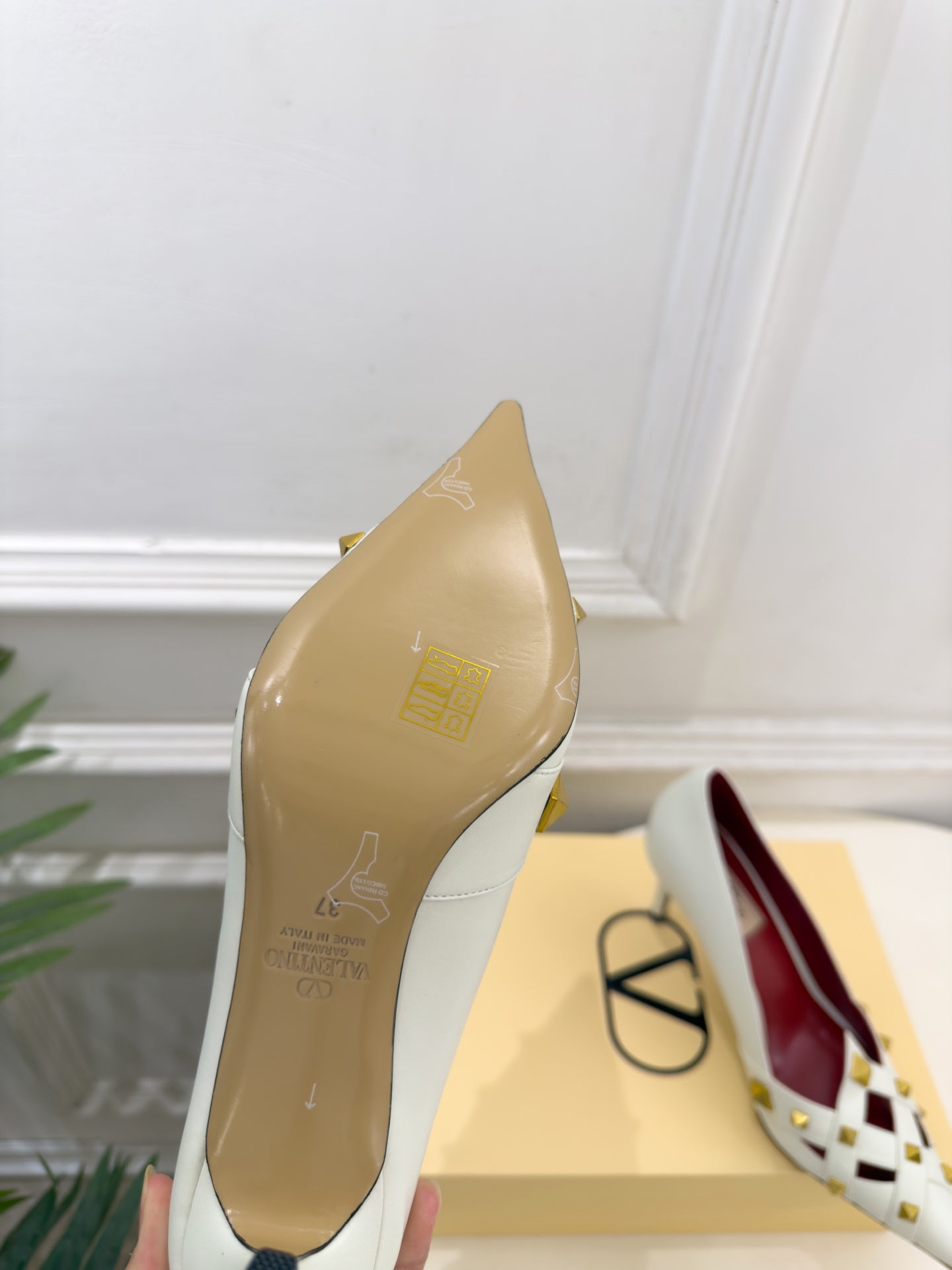 VALENTINO 26S STUDDED POINTED TOE PUMPS 80 MM IN CREAM WHITE CALFSKIN