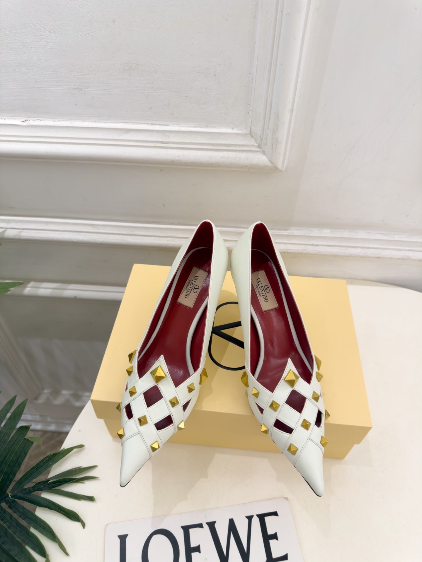 VALENTINO 26S STUDDED POINTED TOE PUMPS 80 MM IN CREAM WHITE CALFSKIN